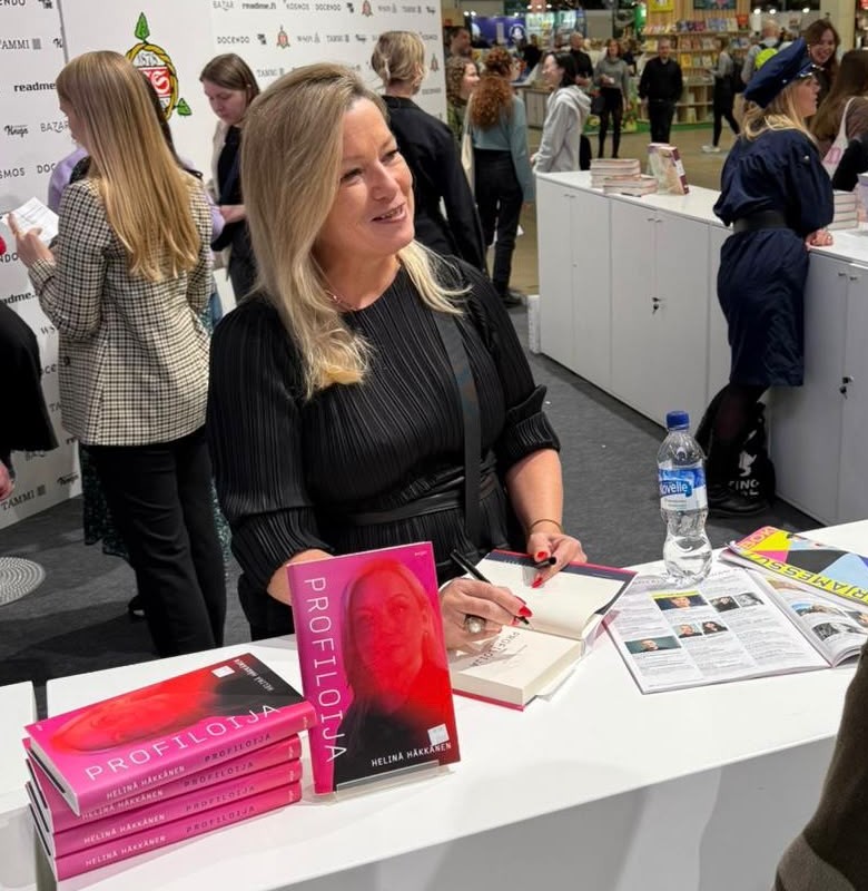 Helinä Häkkänen signeeraa Profiloija-kirjaa kirjamessuilla