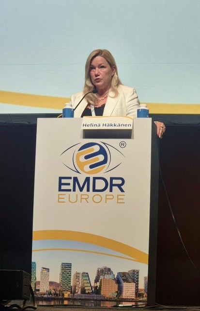 Helinä Häkkänen pitää keynote-puhetta EMDR Europe -konferenssissa Oslossa