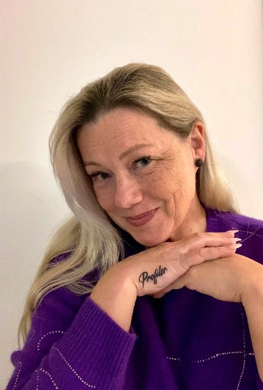 Helinä Häkkänen, kädessä Profiler-tatuointi